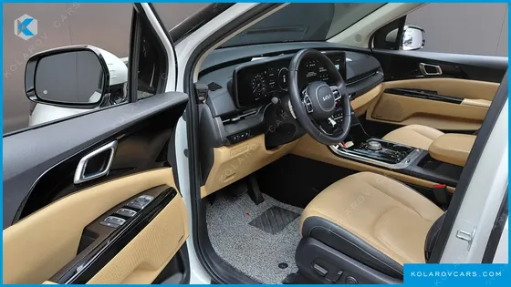 KIA CARNIVAL GASOLINE 7-SEATER OUTDOOR