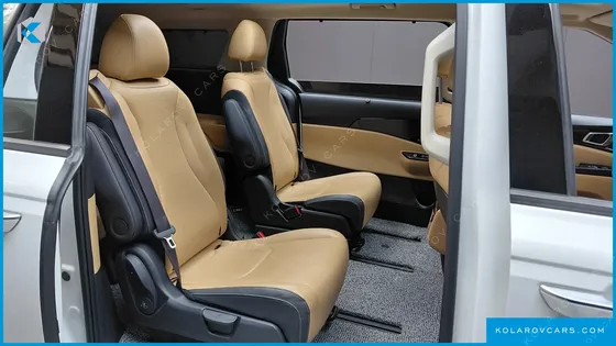 KIA CARNIVAL GASOLINE 7-SEATER OUTDOOR