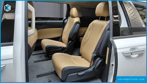 KIA CARNIVAL GASOLINE 7-SEATER OUTDOOR