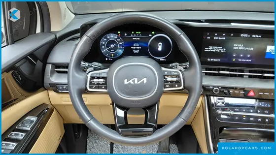 KIA CARNIVAL GASOLINE 7-SEATER OUTDOOR