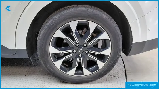 KIA CARNIVAL GASOLINE 7-SEATER OUTDOOR