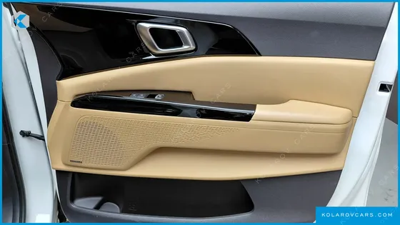 KIA CARNIVAL GASOLINE 7-SEATER OUTDOOR