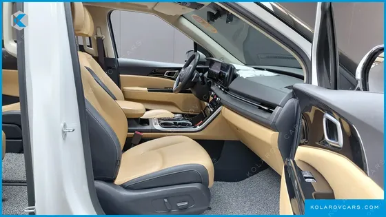 KIA CARNIVAL GASOLINE 7-SEATER OUTDOOR