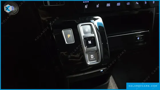 HYUNDAI STARIA HEV 1.6 LOUNGE 7-SEATER