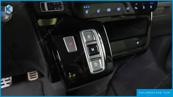 HYUNDAI STARIA 4WD LOUNGE 9-SEATER