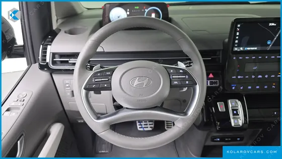 HYUNDAI STARIA 4WD LOUNGE 9-SEATER