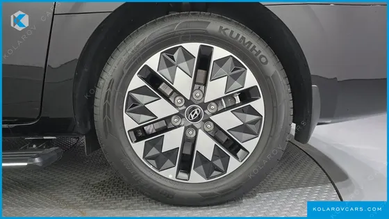 HYUNDAI STARIA 4WD LOUNGE 9-SEATER