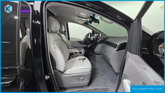 HYUNDAI STARIA 4WD LOUNGE 9-SEATER