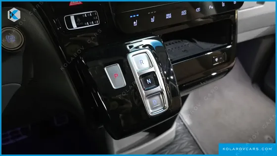 HYUNDAI STARIA L3.5 LOUNGE 9-SEATER
