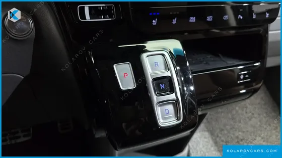 HYUNDAI STARIA 4WD LOUNGE 9-SEATER