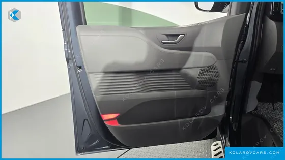 HYUNDAI STARIA 4WD LOUNGE 9-SEATER
