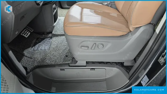 HYUNDAI STARIA 4WD LOUNGE 9-SEATER