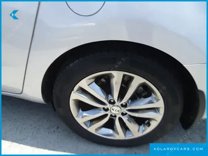 KIA CARNIVAL 9-SEATER PRESTIGE