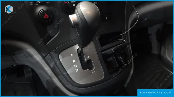 HYUNDAI STAREX 5-SEATER VAN