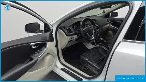 VOLVO V40 D3