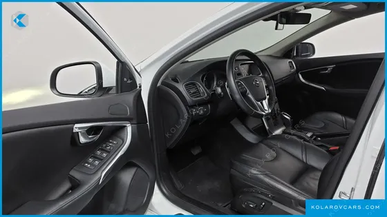 VOLVO V40 D3