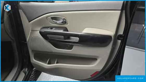 KIA CARNIVAL 9-SEATER PRESTIGE