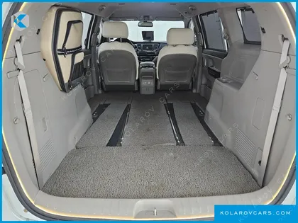 KIA CARNIVAL 9-SEATER PRESTIGE