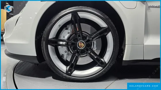 PORSCHE TAYCAN BASE