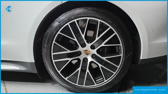 PORSCHE TAYCAN BASE
