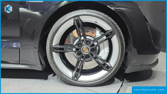 PORSCHE TAYCAN BASE