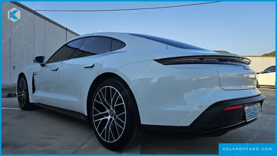 PORSCHE TAYCAN BASE