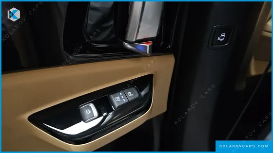 KIA CARNIVAL GASOLINE 7-SEATER SIGNATURE
