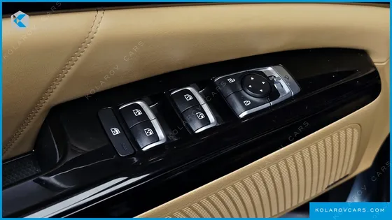 KIA CARNIVAL GASOLINE 7-SEATER SIGNATURE
