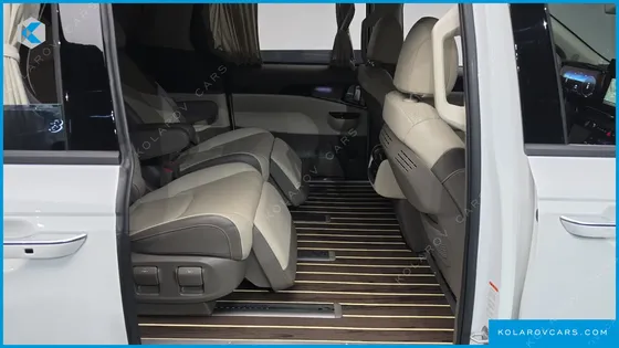 KIA CARNIVAL GASOLINE 7-SEATER HI-LIMOUSINE