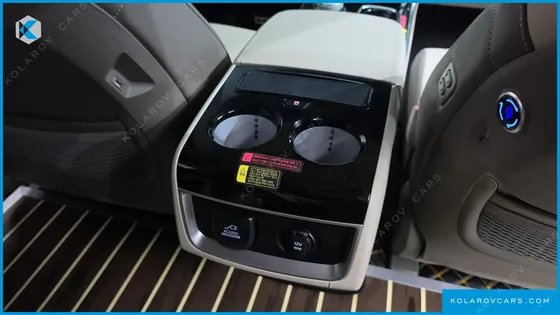 KIA CARNIVAL GASOLINE 7-SEATER HI-LIMOUSINE