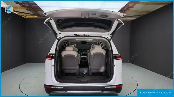 KIA CARNIVAL DIESEL 9-SEATER SIGNATURE