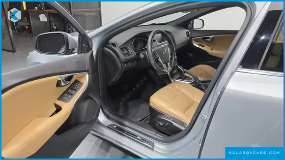 VOLVO V40 D4