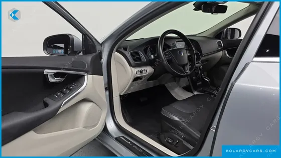 VOLVO V40 D3