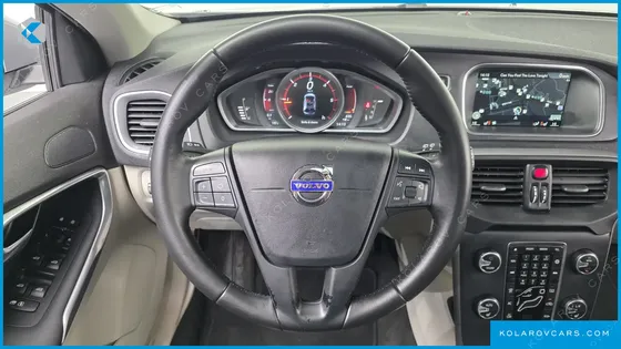 VOLVO V40 D3