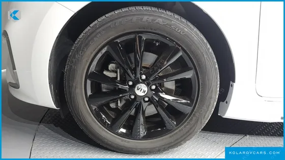 KIA CARNIVAL 9-SEATER OUTDOOR