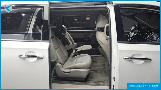 KIA CARNIVAL 9-SEATER OUTDOOR