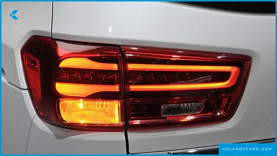 KIA CARNIVAL 9-SEATER OUTDOOR