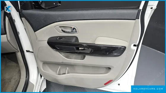 KIA CARNIVAL 9-SEATER OUTDOOR
