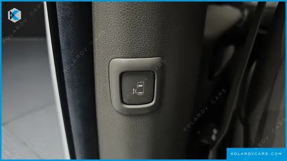 KIA CARNIVAL 9-SEATER OUTDOOR