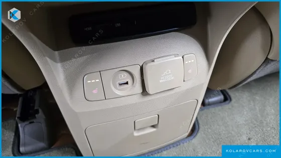 KIA CARNIVAL GASOLINE 7-SEATER HI-LIMOUSINE