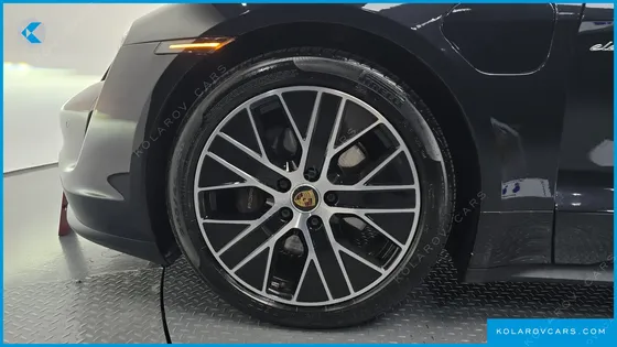 PORSCHE TAYCAN BASE