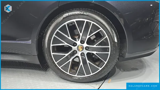 PORSCHE TAYCAN BASE