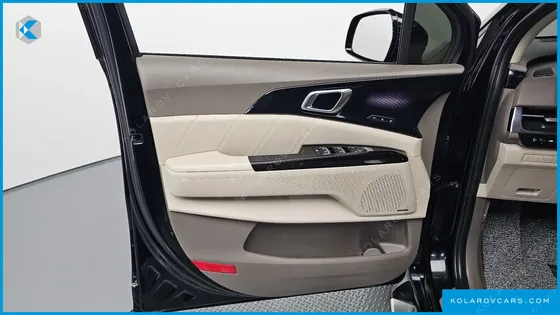 KIA CARNIVAL GASOLINE 7-SEATER HI-LIMOUSINE
