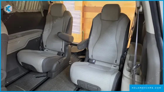 KIA CARNIVAL GASOLINE 9-SEATER HI-LIMOUSINE