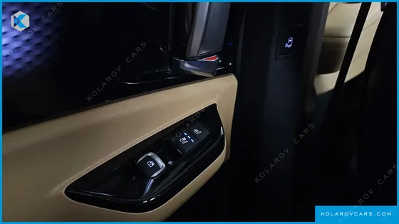 KIA CARNIVAL GASOLINE 7-SEATER SIGNATURE