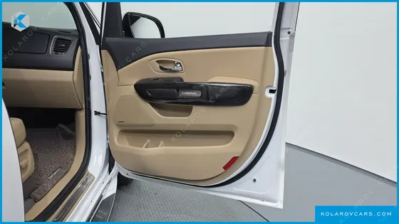 KIA CARNIVAL GASOLINE 7-SEATER HI-LIMOUSINE