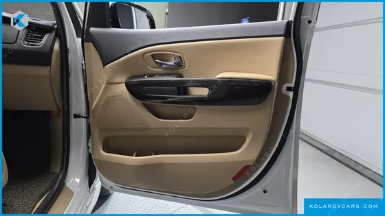 KIA CARNIVAL 7-SEATER HI-LIMOUSINE