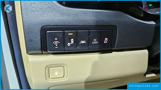 KIA CARNIVAL 7-SEATER HI-LIMOUSINE