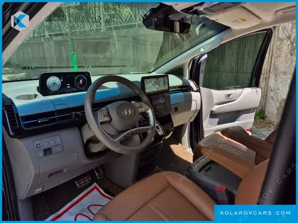HYUNDAI STARIA 4WD LOUNGE 9-SEATER