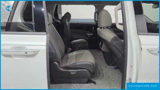 KIA CARNIVAL DIESEL 9-SEATER SIGNATURE